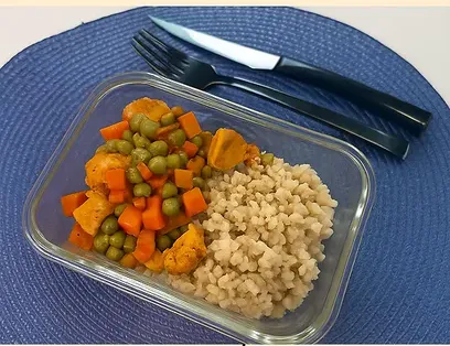 Talíř s kuřecím masem, mrkví, hráškem a nutričními hodnotami